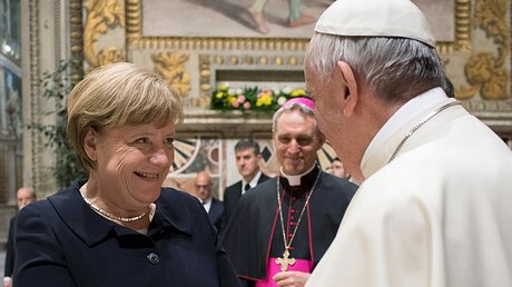 Die Kanzlerin und der Papst; hier bei einem Besuch im März 2017 / © L'Osservatore Romano (dpa)