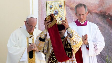 Heilige Messe mit Papst Franziskus (l) / © Pawel Supernak (dpa)