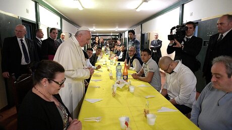 Franziskus beim Mittagessen im Gefängnis / © Osservatore Romano (KNA)