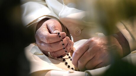 Papst Franziskus mit Rosenkranz / © Osservatore Romano (KNA)