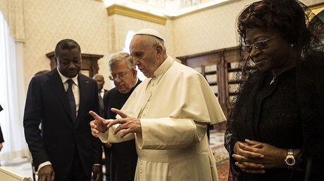 Franziskus im Gespräch mit Togos Präsidenten und seiner Frau / © Riccardo Squillantini (KNA)