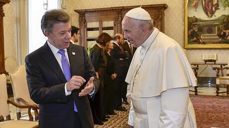 Papst Franziskus und Kolumbiens Präsident Juan Manuel Santos (l.) / © Cristian Gennari (KNA)