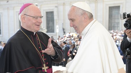 Papst Franziskus trifft den Augsburger Bischof Konrad Zdarsa / © Osservatore Romano (KNA)