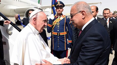Ägyptens Ministerpräsident Sherif Ismail begrüßt Papst Franziskus / © MENA Pool (KNA)
