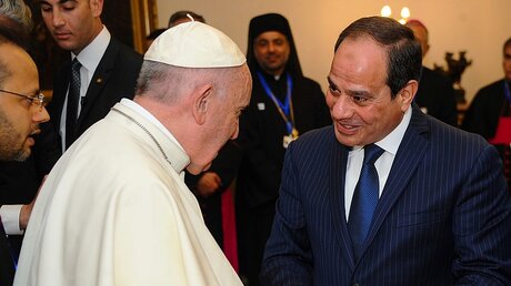 Papst Franziskus und Abdel Fattah al-Sisi / © MENA Pool (KNA)
