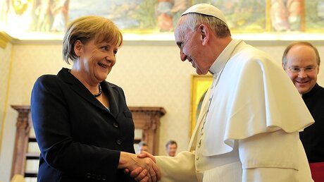 Papst Franziskus und Angela Merkel im Jahr 2013 / © Cristian Gennari (KNA)