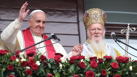 Papst Franziskus und Bartholomaios I.  / © EPA/TOLGA BOZOGLU (dpa)