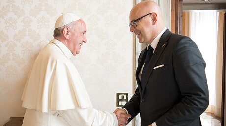 Papst Franziskus und der schleswig-holsteinische Ministerpräsidenten Torsten Albig  / © L'Osservatore Romano (dpa)