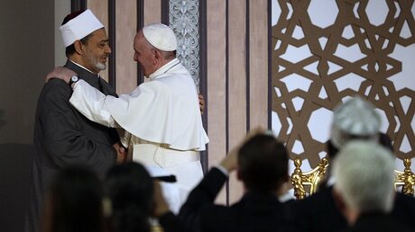 Papst Franziskus (r) begrüßt Imam Ahmad Mohammad al-Tayyeb / © Gregorio Borgia (dpa)