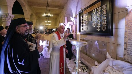 In der Markuskathedrale in Kairo entzündet Franziskus eine Kerze / © Gregorio Borgia (dpa)