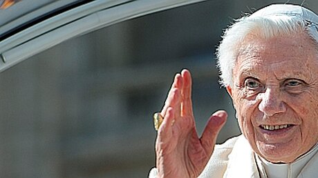 Ein Gruß zum Abschied: Papst Benedikt XVI. (epd)