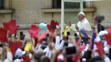 Papst Franziskus winkt einer jubelnden Menge zu auf den Bolivar-Platz in Bogota / ©  Ivan Valencia (dpa)