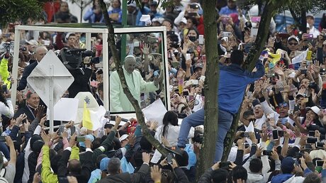Papst Franziskus begrüßt die Gläubigen zur Eucharistiefeier in Bogotá / © Fernando Vergara (dpa)