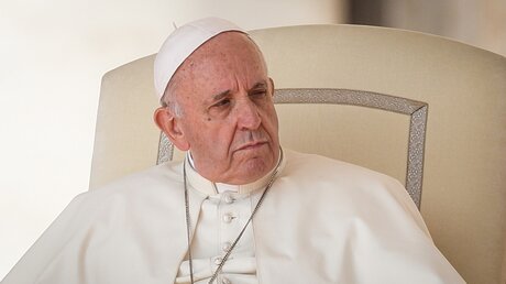 Nachdenklicher Blick des Papstes / © Paul Haring (KNA)