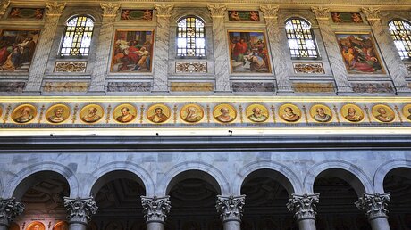 In der Kirche Sankt Paul vor den Mauern in Rom hängen Medaillons aller bisherigen Päpste. / © Gerlinde Pfirsching (KNA)