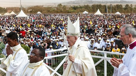 Papstmesse in Antananarivo  / © Paul Haring (KNA)