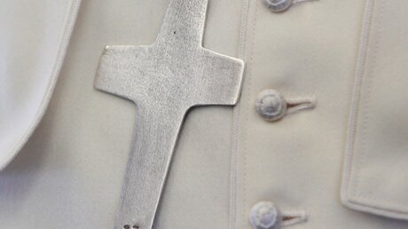 Papstpektorale, das silberne Kreuz des Papstes / © Paul Haring (KNA)