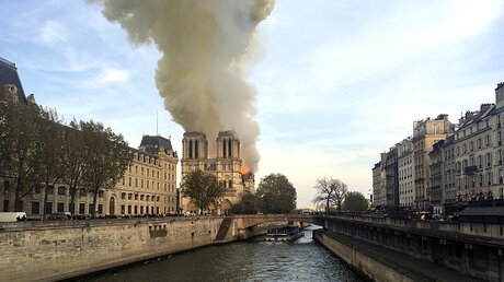 Pariser Kathedrale Notre-Dame steht in Flammen  / © Lori Hinant (dpa)