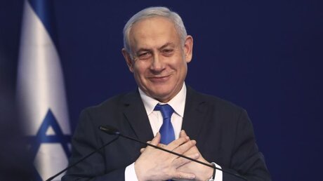 Parlamentswahl in Israel:  Benjamin Netanjahu, Ministerpräsident von Israel, bedankt sich bei seinen Anhängern / © Oded Balilty (dpa)