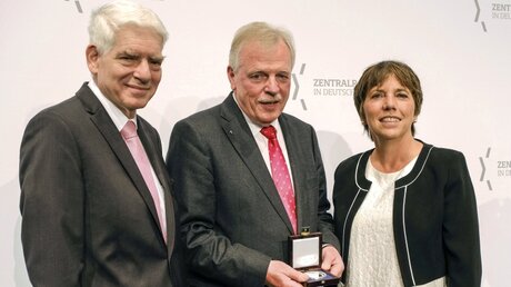 Pastor Wilfried Manneke (m.) mit Paul-Spiegel-Preis geehrt / © Jens Schulze (epd)