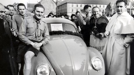Pater Werenfried (re.) bei einer Segnung von Volkswagen in Hildesheim (KiN)