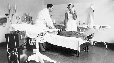 Patientenbetreuung im Krankenzimmer des Jüdischen Krankenhauses in Berlin, ca. 1935 / © Herbert Sonnenfeld (Jüdisches Museum Berlin)