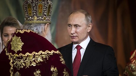 Patriarch Kyrill I. mit Wladimir Putin (r.) / © Alexander Zemlianichenko (dpa)