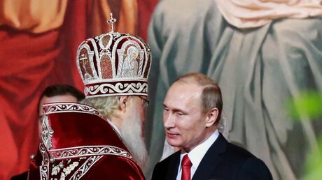 Patriarch Kyrill I. und Wladimir Putin beim Ostergottesdienst 2015 / © Natalia Gileva (KNA)