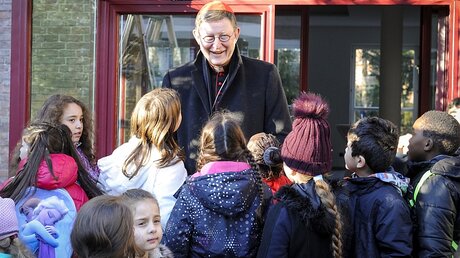 Kardinal Woelki freut sich über den Besuch von rund 40 Kindern der Katholischen Grundschule Heßhofstraße im Erzbischöflichen Haus. (Erzbistum Köln)