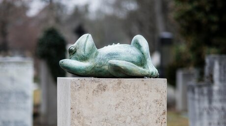 Persönlich geprägter Grabstein des Bildhauers Markus Knittel  / © Markus Knittel (KNA)