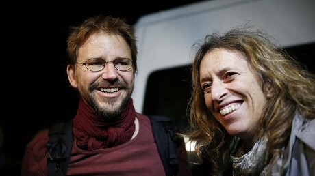 Peter Steudtner mit einer Kollegin nach seiner Freilassung / © Emrah Gurel (dpa)
