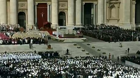 Zehntausende auf dem Petersplatz (Vatikan)