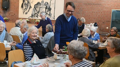 Pfarrer Andreas Süß freut sich, dass das Seniorencafé so gut ankommt. / © Beatrice Tomasetti (DR)