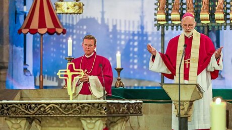 Pfarrer Dominik Meiering und Weibischof Ansgar Puff / © Schoon (Erzbistum Köln)