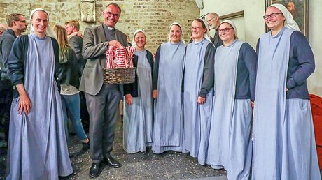 Pfarrer Dr. Christian Schmitt mit Schwestern der Gemeinschaft Jerusalem / © Schoon (Erzbistum Köln)