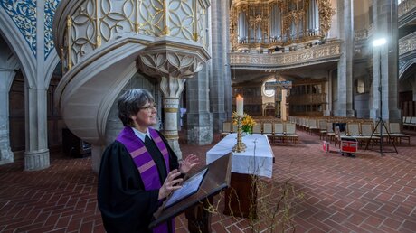 Pfarrerin Simone Carstens-Kant während einer Videoaufzeichnung / ©  Hendrik Schmidt/dpa-Zentralbild (dpa)