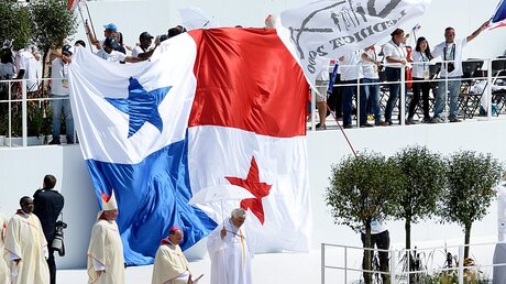 Pilger mit Flagge von Panama / © Jacek Turczyk (dpa)