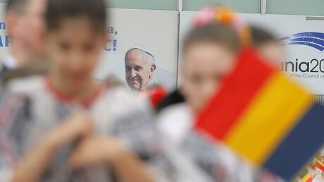 Plakat mit dem Kopf des Papstes / © Vadim Ghirda (dpa)