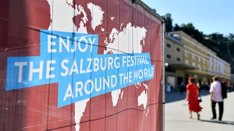 Plakat wirbt für die Salzburger Festspiele / © Barbara Gindl/APA (dpa)