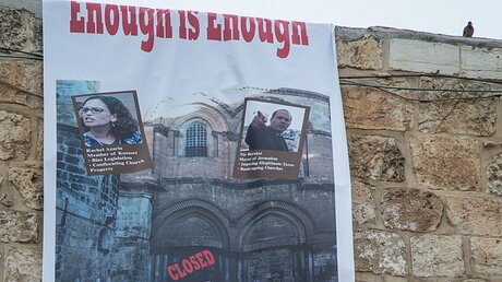 Plakat zur geschlossenen Jerusalemer Grabeskirche / © Andrea Krogmann (KNA)