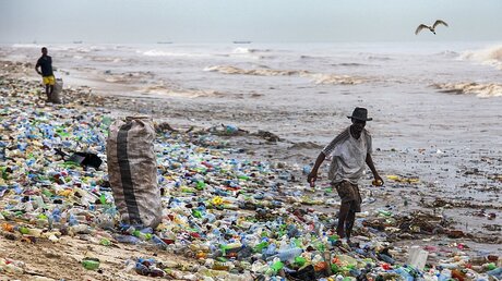 Plastik-Müll am Strand in Ghana / © Christian Thompson (dpa)