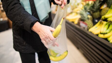 Plastiktüten in Supermärkten / © Marcel Kusch (dpa)