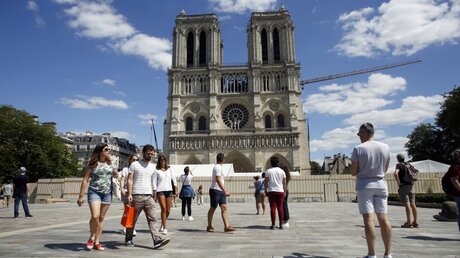 Platz vor Notre-Dame in Paris wieder geöffnet / © Thibault Camus (dpa)