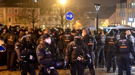 Polizeiaufgebot zum Protest gegen Corona-Maßnahmen in Bautzen / © Robert Michael (dpa)
