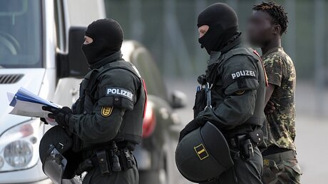 Polizeieinsatz im Flüchtlingsheim in Ellwangen / © Stefan Puchner (dpa)