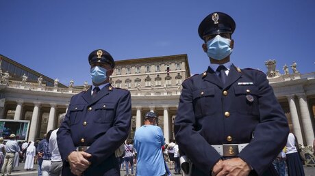 Polizisten auf dem Petersplatz / © Andrew Medichini/AP (dpa)