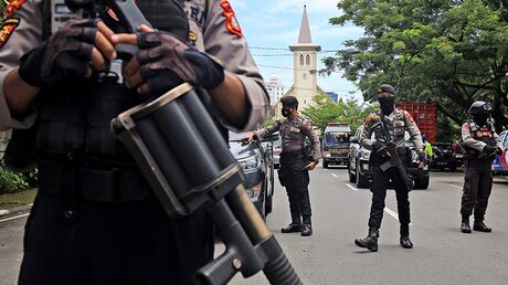 Polizisten stehen in der Nähe einer Kirche, in der es eine Explosion gab.  / © Yusuf Wahil/AP/dpa (dpa)