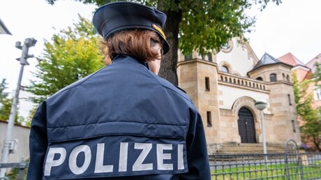 Polizistin steht vor einer Synagoge / © Armin Weigel (dpa)