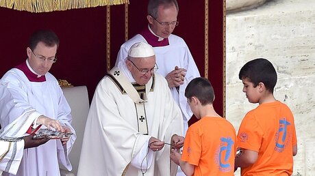 Papst Franziskus empfängt zwei Pilger / © EPA/Ettore Ferrari (dpa)