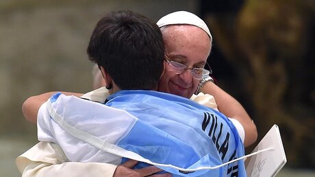 Papst umarmt argentinischen Jugendlichen / © Ettore Ferrari (dpa)